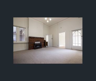 SPACIOUS 2 BEDROOM IN THE HEART OF ELSTERNWICK. AVAILABLE NOW. - Photo 1