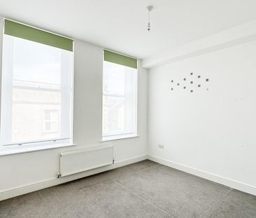 2 bedroom Flat To Let - Photo 3