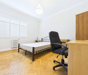 3 bedroom flat to rent - Photo 3