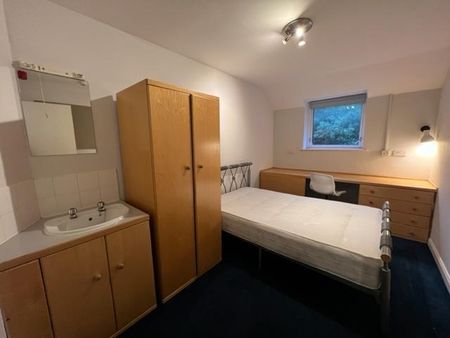 1 bedroom in a house share to rent - Photo 2