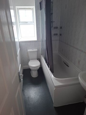 Price £1,200 pcm - Available Now - Unfurnished - Photo 2