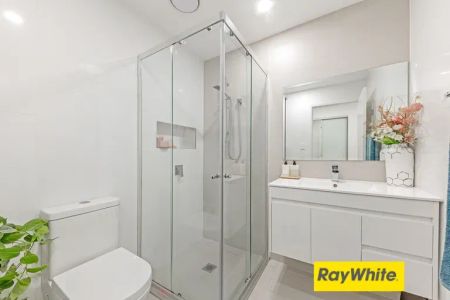 Immaculate 5-Bedroom Townhouse Offering Space, Style & Family Comfort - Photo 2