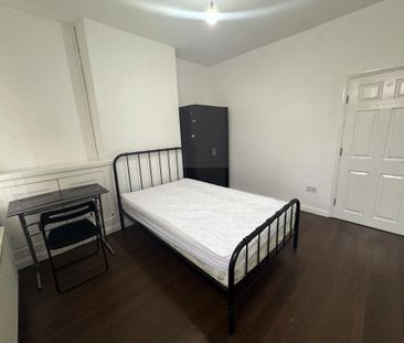 4 bedroom terraced house to rent - Photo 6