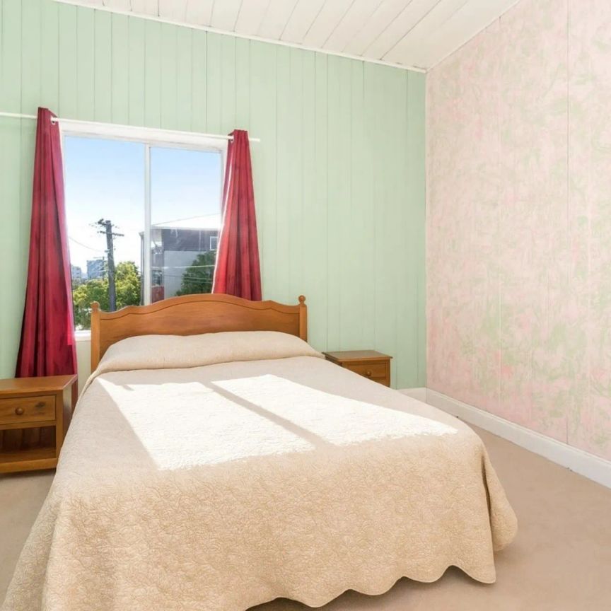 CHARMING CHARACTER HOME IN PRIME SOUTH BRISBANE LOCATION - Photo 1