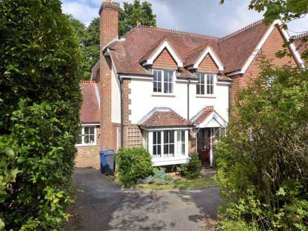 4 bedroom semi-detached house to rent - Photo 2