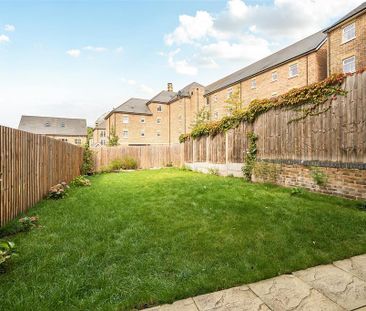 4 bedroom end of terrace house to rent - Photo 2