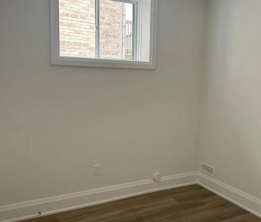 Detached Home For Lease | N9247650 - Photo 4