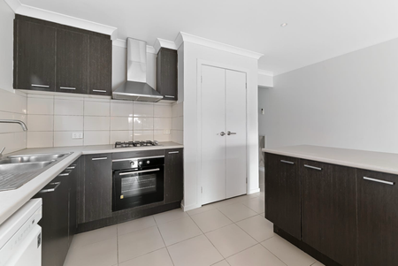 21 Wild Cherry Avenue, Pakenham VIC 3810 - House For Rent | Domain - Photo 2