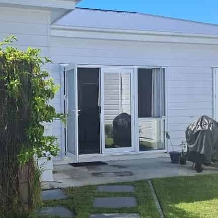 A Rare Find – Modern Retreat, Prime Location - Photo 1