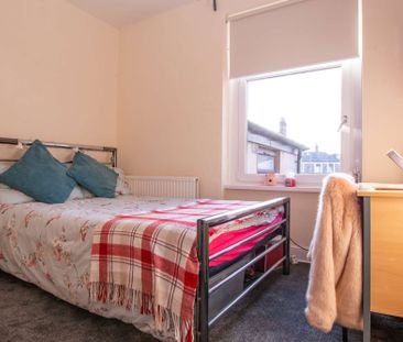 Large open-plan living room with contemporary kitchen - Photo 1