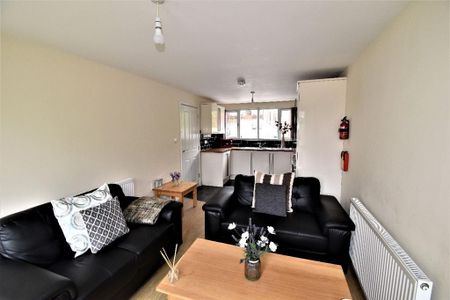4 bedroom semi-detached house to rent - Photo 2