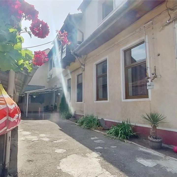 Apartament in casa, cu terasa si curte interioara, Central, Brasov - Fotografie 1