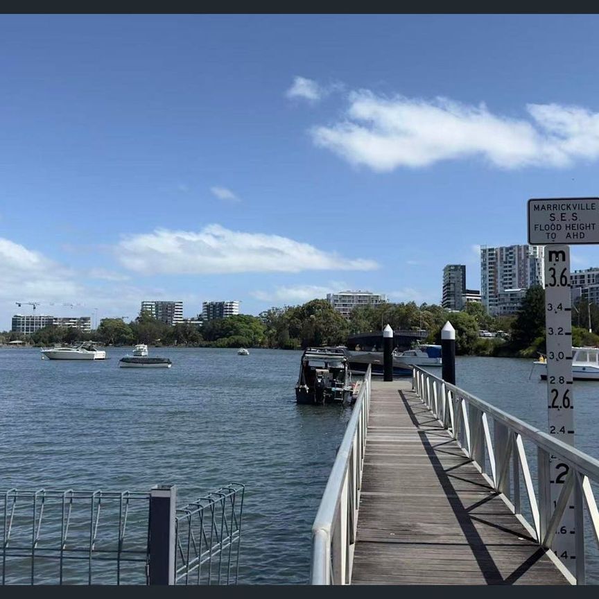 Spacious 5-Bedroom Home with 2 Bathrooms – Separate Entry – Close to Airport & Vancouver Station - Photo 1