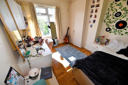 4 bedroom House in Headingley Crescent, Leeds - Photo 3