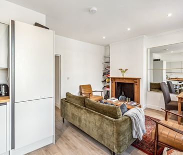 2 Bed Flat, Battersea Park Road, SW11 - Photo 2