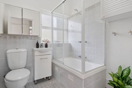 Light & bright stylish apartment in prime Balgowlah location - Photo 4