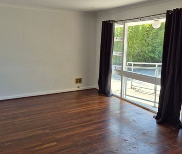 Updated 3 Bed, 1 bathroom, 2 toilet House - Photo 2