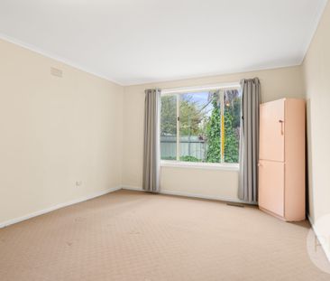 19 Chifley Cres, Kooringal NSW 2650 - Photo 3