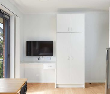 Furnished Studio Apartment - Photo 2