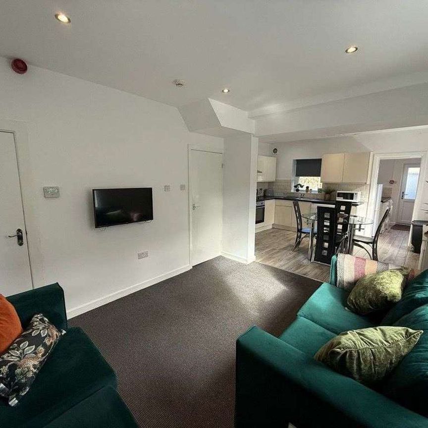 Willow Lane Room 3 - Photo 1