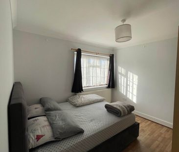 Price £1,450 pcm - Available 22/12/2025 - Furnished - Photo 3