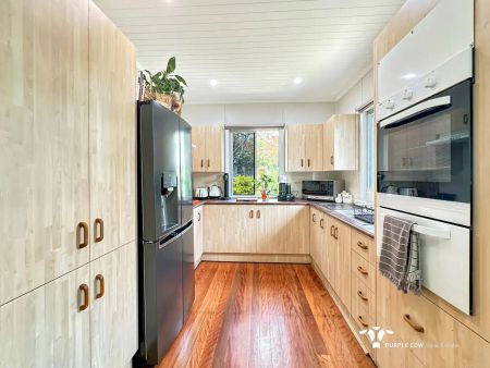 “2 Living areas, Huge yard, Great location.” - Photo 3