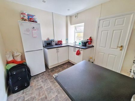 House - Terraced For Rent Wood Road, Pontypridd - Photo 2