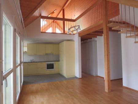 Modern 4.5-Zimmer-Maisonette-Wohnung in idyllischer Lage - Photo 2
