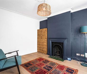 One bedroom flat within a period conversion with private garden. - Photo 5