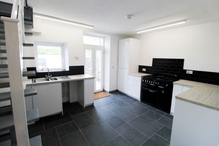 Abercynon Road, Mountain Ash, Rhondda Cynon Taf - Photo 3