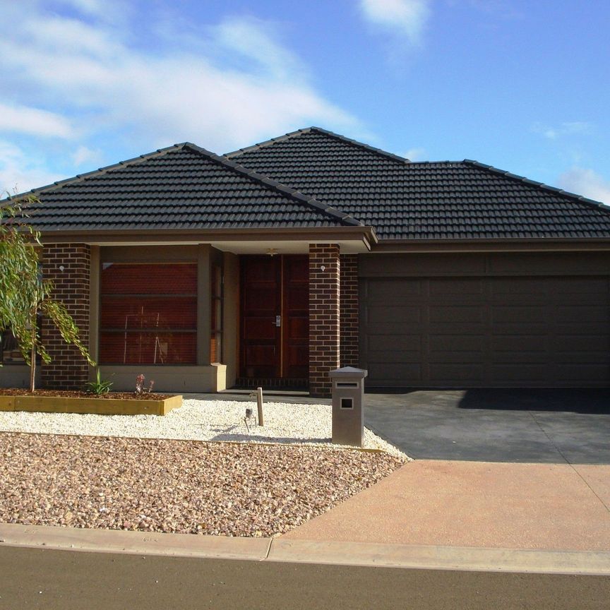 16 Heathcote Retreat, Caroline Springs - Photo 2