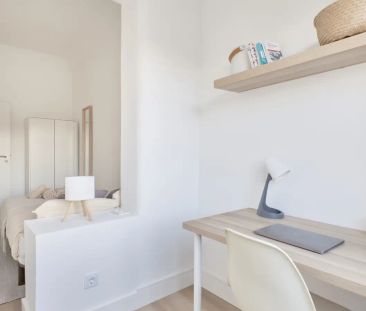 Room in a shared 10-bedroom apartment for rent in Lisbon, perfect for professionals and students - Photo 2