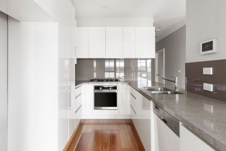 Oversized light-filled home in South Yarra - Photo 2