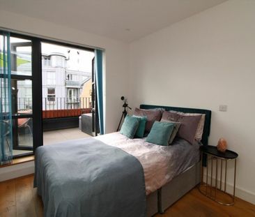 High Street, TW8, London - Photo 3