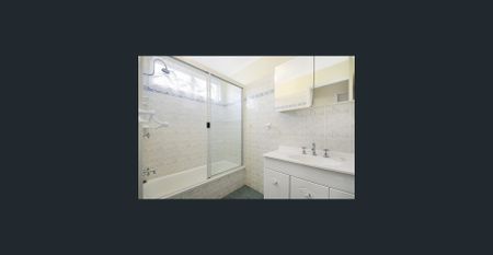 Family home on a large block - Photo 4