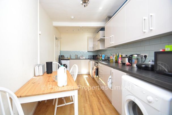 12 bedroom end of terrace house to rent - Photo 1