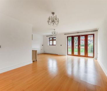 4 bedroom detached house to rent - Photo 3