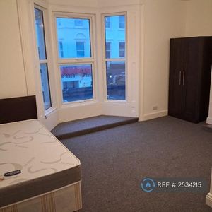 1 bedroom in a flat share to rent - Photo 2