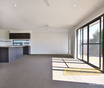 MODERN 3 BEDROOM FAMILY HOME WITH AIR CON. - Photo 2