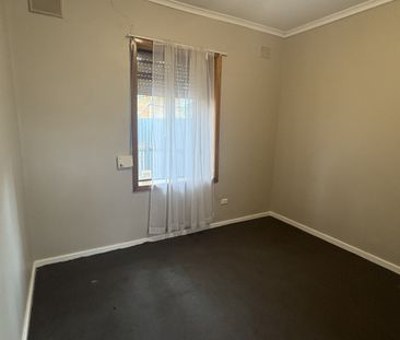 Cosy 3-Bedroom Home with Garage in Davoren Park - Photo 3