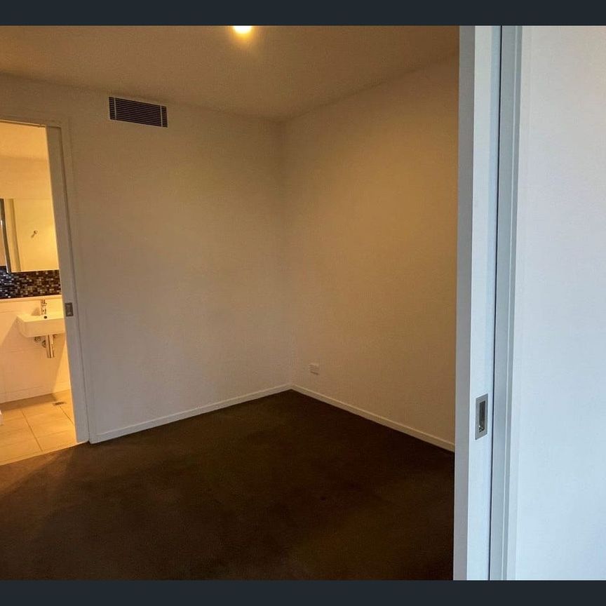 Stylish Two Bedroom Apartment in Prime Travancore Location - Photo 1