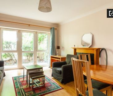 Bed in a twin room in a 2-bedroom flat in Silicon Docks - Photo 3