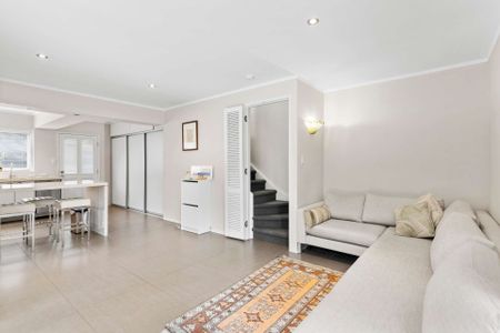 Spacious Epsom Townhouse - Photo 2