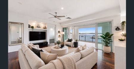 Luxury Waterfront Villa with Uninterrupted Broadwater Views! - Photo 3