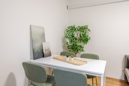 Einziehen & wohlfühlen: Voll möblierte 2-Zimmer-Wohnung mit Balkon, Klima & Garage - Foto 2