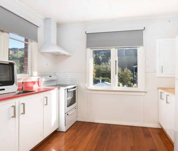 Three Bedroom Home - Pet Friendly - Photo 4