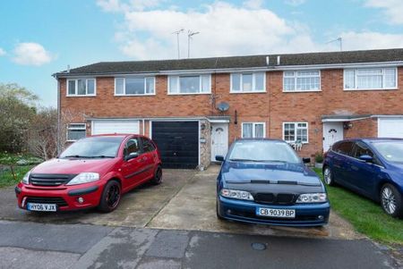 Selborne Close, Camberley - 3 bedrooms Property for lettings - Seymours - Photo 4