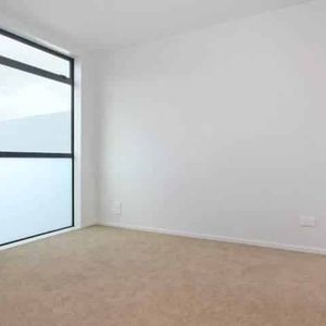 Spotless 4 bedroom! - Photo 2