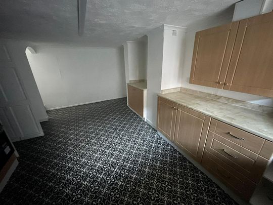 Cross Flatts Parade, Leeds - Photo 1