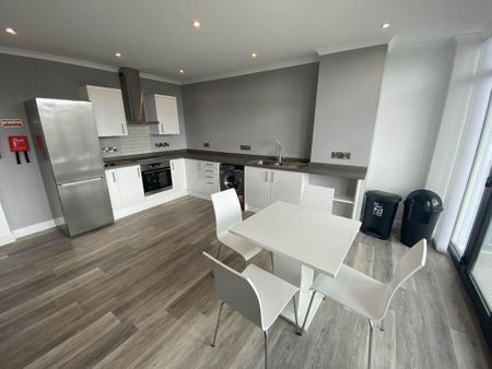 3 bedroom flat to rent - Photo 5